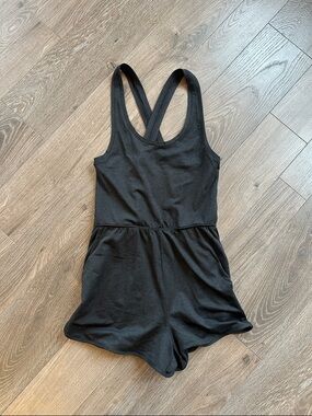 Vuori Black Cross-Back Romper with Elastic Waist